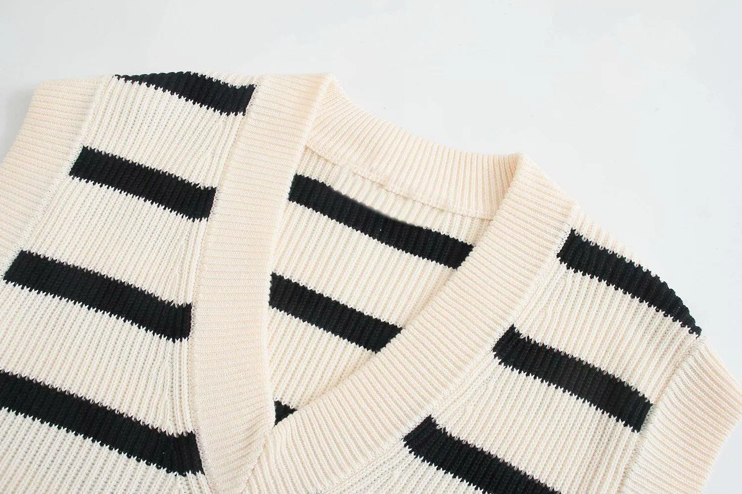 V-Neck Sleeveless Loose Contrast Striped Knit Tank Top
